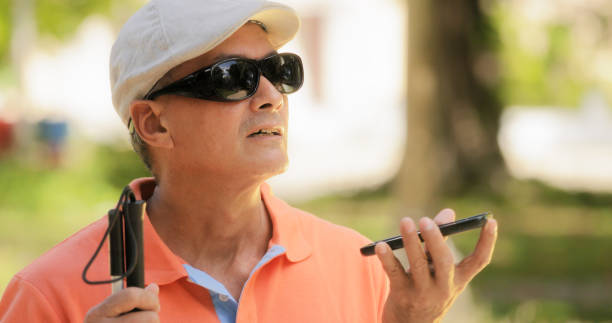 blind man talar med mobiltelefon inaktiverat man sett ”n - tillgänglighet blind braille bildbanksfoton och bilder