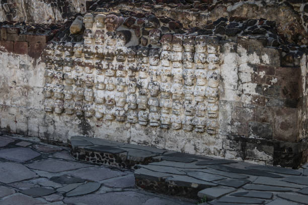 altare di tzompantli con file di teschi scolpiti nel tempio azteco (templo mayor) alle rovine di tenochtitlan - città del messico, messico - tzompantli foto e immagini stock