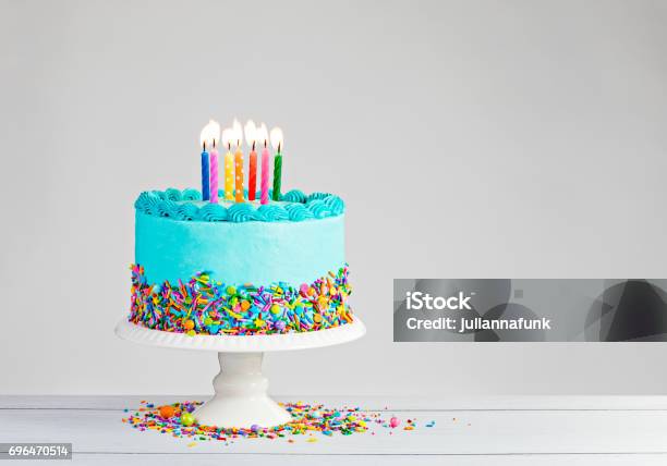 ブルーのバースデーケーキ - 誕生日ケーキのストックフォトや画像を多数ご用意 - 誕生日ケーキ, 誕生日, ローソク