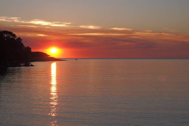 sonnenuntergang an der fannie bay, darwin 2017 - darwin northern territory australia sunset stock-fotos und bilder