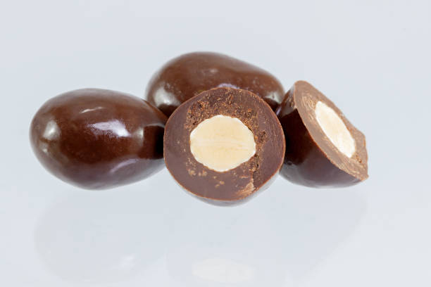 foto scattata di mandorle al cioccolato - chocolate dipped foto e immagini stock