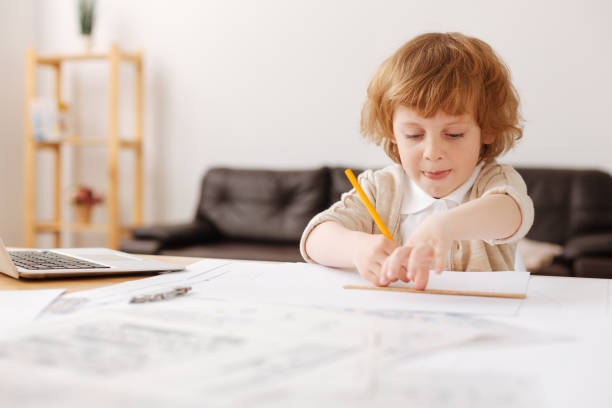 niño encantado mostrando su lengua al tiempo que la imagen - little boys measuring expressing positivity intelligence fotografías e imágenes de stock