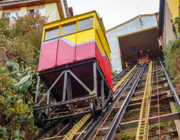 Vintage lift in Valparaiso, Chile Vintage outdoor lift in Valparaiso city, Chile valparaiso chile stock pictures, royalty-free photos & images