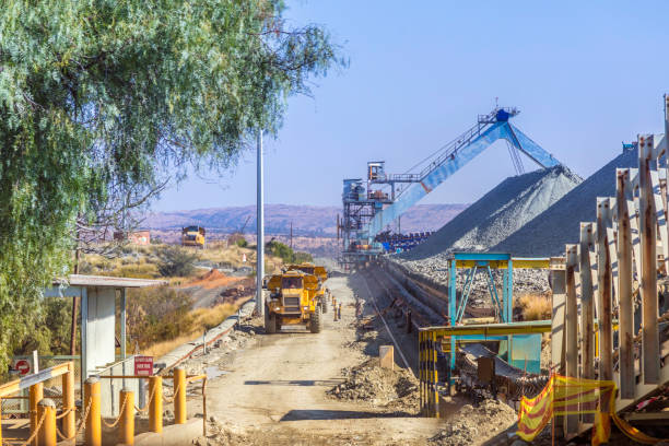 컬 리 넌 다이아몬드 광산 및 킴 벌 라이트 더미 - crane hoisting derrick crane built structure 뉴스 사진 이미지