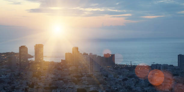 pôr do sol paisagem urbana do tel aviv israel - tel aviv israel skyline traffic - fotografias e filmes do acervo