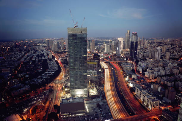 pôr do sol paisagem urbana do tel aviv israel - tel aviv israel skyline traffic - fotografias e filmes do acervo