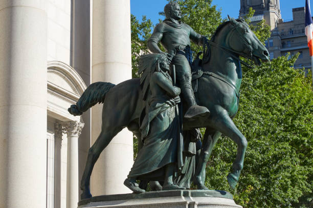 estatua ecuestre del presidente theodore roosevelt frente a museo americano de historia natural en un día soleado, cielo azul - theodore roosevelt fotografías e imágenes de stock