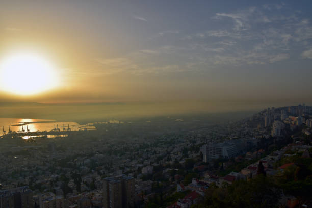 nascer do sol incrível - baía de haifa israel - horizon over land israel tree sunrise - fotografias e filmes do acervo