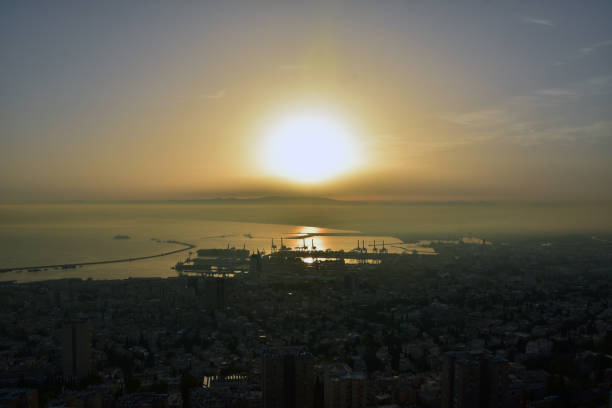 nascer do sol incrível - baía de haifa israel - horizon over land israel tree sunrise - fotografias e filmes do acervo