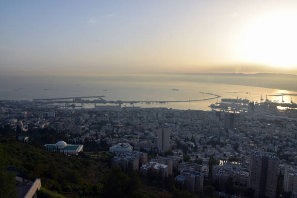 nascer do sol incrível - baía de haifa israel - horizon over land israel tree sunrise - fotografias e filmes do acervo