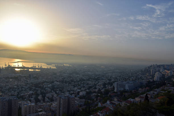 nascer do sol incrível - baía de haifa israel - horizon over land israel tree sunrise - fotografias e filmes do acervo