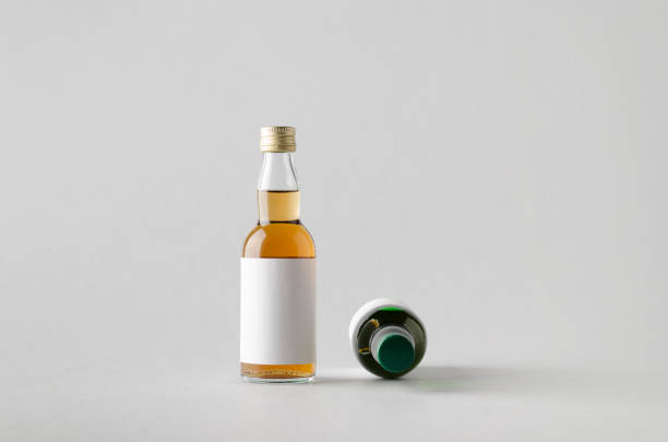 miniaturowe alkohole / butelka alkoholowa mock-up - dwie butelki. pusta etykieta - whisky scotch whisky schnapps liqueur brandy zdjęcia i obrazy z banku zdjęć