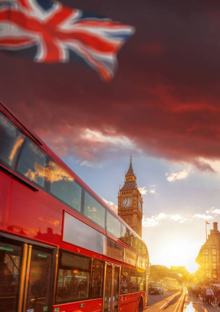двухэтажный автобус против биг-бена с красочным закатом в лондоне, англия, великобритания - steeple spire national landmark famous place стоковые фото и изображения