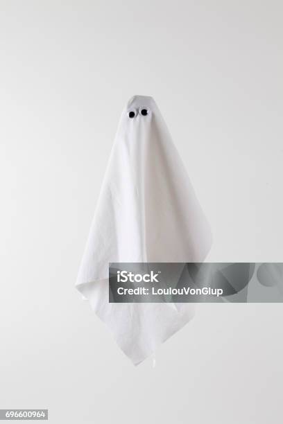 Fantasma Blanco Trasero Foto de stock y más banco de imágenes de Fantasma - Fantasma, Fondo blanco, Halloween