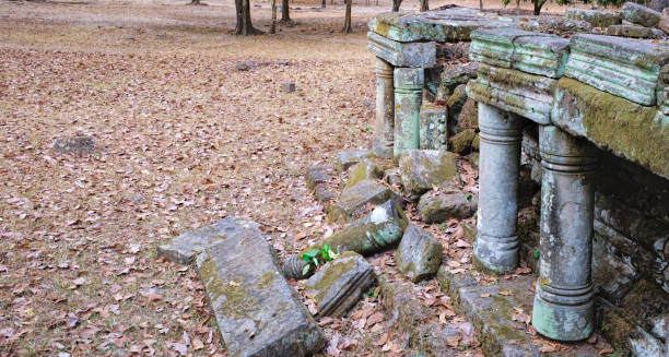 複雑なカンボジア アンコールのクメール建築 - ancient angkor wat footpath stone ストックフォトと画像