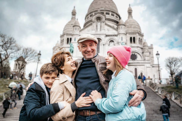 счастливая французская семья обняла перед сакре кер в париже - montmartre paris france basilique du sacre coeur france стоковые фото и изображения