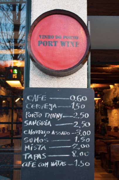 vila nova de gaia : le menu de l’une des caves à vila nova de gaia, la ville séparée de porto par la rivière douro, célèbre pour la production de vins de porto et sherry - portugal port wine porto the douro photos et images de collection