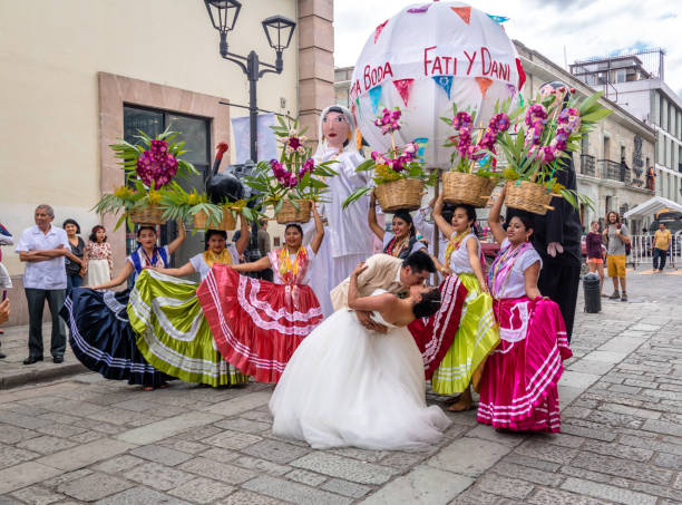 Típica Regional Mexicana Novia Desfile Conocido Como Calenda De Bodas Oaxaca México Foto de stock y más banco de imágenes de Boda - iStock Típica Regional Mexicana Novia Desfile Conocido Como Calenda De Bodas Oaxaca México Foto de stock y más banco de imágenes de Boda - iStock