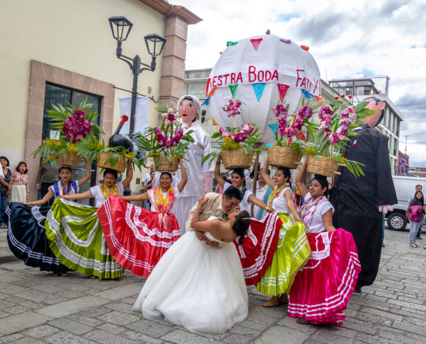 typowe regionalne meksykańskie wedding parade znać jak calenda de bodas - oaxaca, meksyk - bride veil women human face zdjęcia i obrazy z banku zdjęć