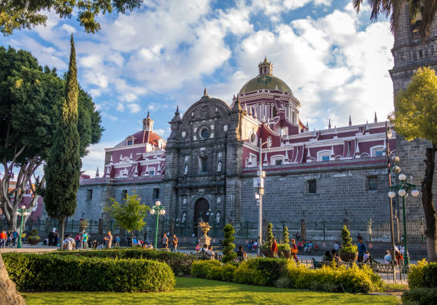 cattedrale di puebla - puebla, messico - unesco world heritage site cathedral christianity religion foto e immagini stock