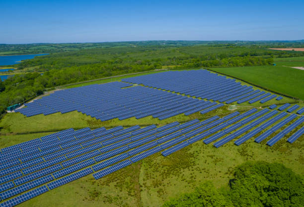 солнечная панель электростанции воздушный - solarenergy стоковые фото и изображения