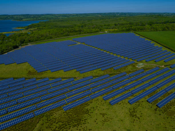 солнечная панель электростанции воздушный - solarenergy стоковые фото и изображения