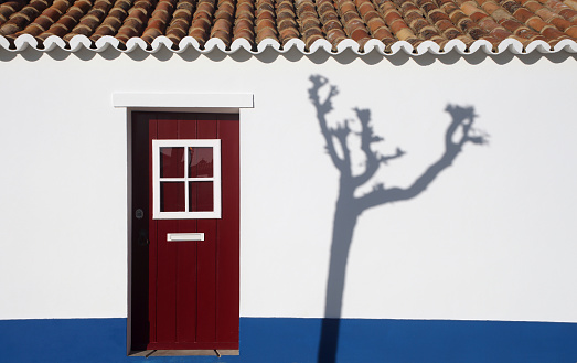 Portugal, región del Alentejo, Sines. Típica casa encalada antigua en la ciudad costera pintoresca de Porto Covo. photo