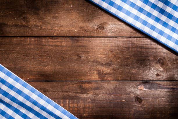 клетчатая скатерть на деревенском деревянном столе - checked blue tablecloth plaid стоковые фото и изображения
