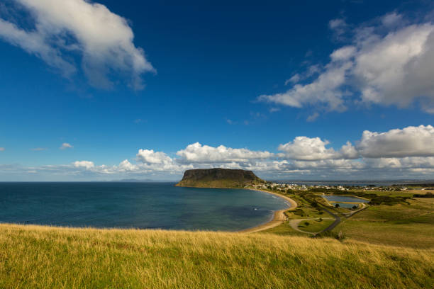 vue spectaculaire sur l’écrou, détroit de bass, plages et une ville nommé stanley en australie de la tasmanie - named town photos et images de collection