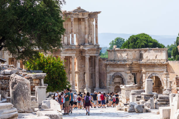 tourists visiting the library of ephesus - turkey tourist ephesus roman imagens e fotografias de stock