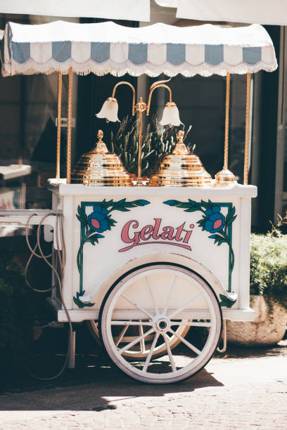 carrelli gelato in italia - ice cream parlor ice cream dessert italian culture foto e immagini stock