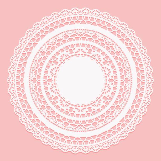 белая кружевная салфетка на розовом фоне. еявканая круглая рамка. - doily stock illustrations
