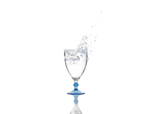 시작 정상 나오는 식 수의 유리. - overflowing water glass bottle 뉴스 사진 이미지