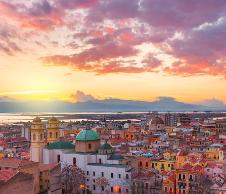 Horizonte de Cagliari durante el puesta de sol, tarde panorama de capital de Sardinia, Italia photo