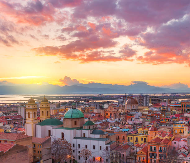cagliari panoramę podczas zachodu słońca, wieczorna panorama stolicy sardynii, włochy - cagliari zdjęcia i obrazy z banku zdjęć