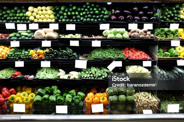 Bioobst Und Gemüse In Einem Supermarkt Stockfoto und mehr Bilder von Supermarkt - Supermarkt, Gemüse, Regal