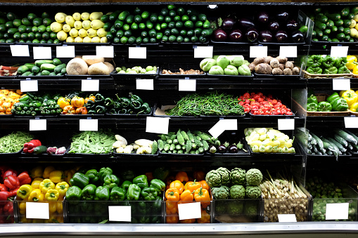 Orgánico de frutas y verduras en un supermercado photo