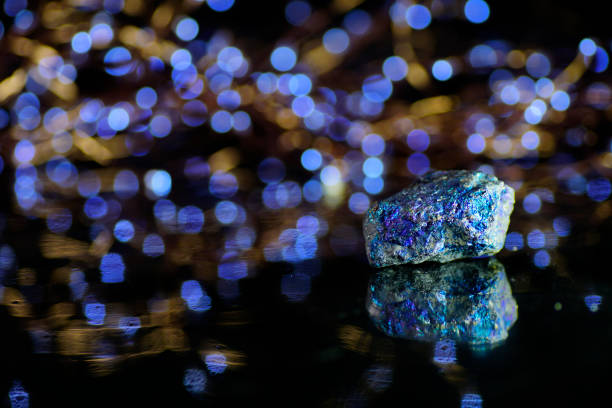 공작새 오레 광물과 chalcopyrite (또는 구리 황철석) - iridescent jewelry metal ore gem 뉴스 사진 이미지