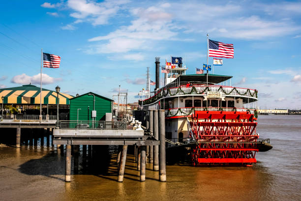 a barco a vapor "natchez" mississippi encaixado em new orleans louisiana, eua - new orleans steamboat orleans new - fotografias e filmes do acervo