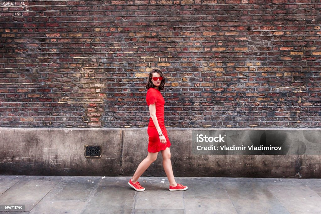 Femme en robe rouge - Photo de Rue libre de droits