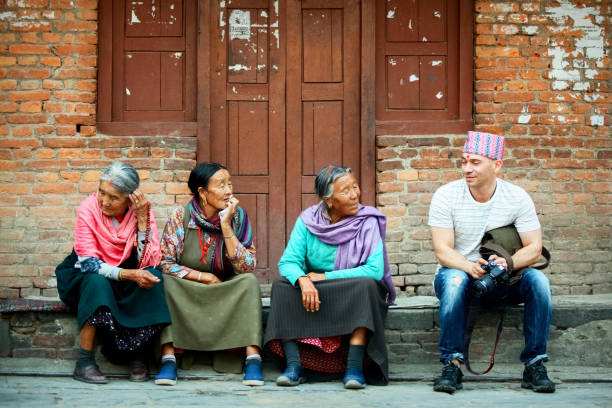 touriste européen parle avec la population locale dans la rue de la vieille ville. - durbar square photos et images de collection