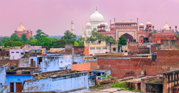 cidade velha de agra com taj mahal, índia - agra - fotografias e filmes do acervo