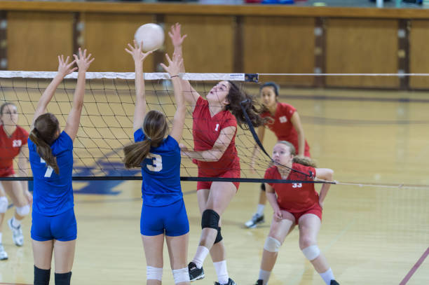 девушки средней школы волейбольной команды - sport volleyball high school student teenager стоковые фото и изображения