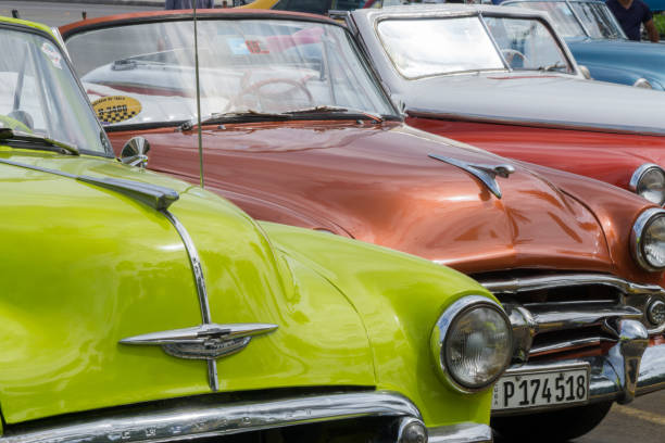 auto vintage cubane colorate - chevrolet havana cuba 1950s style foto e immagini stock