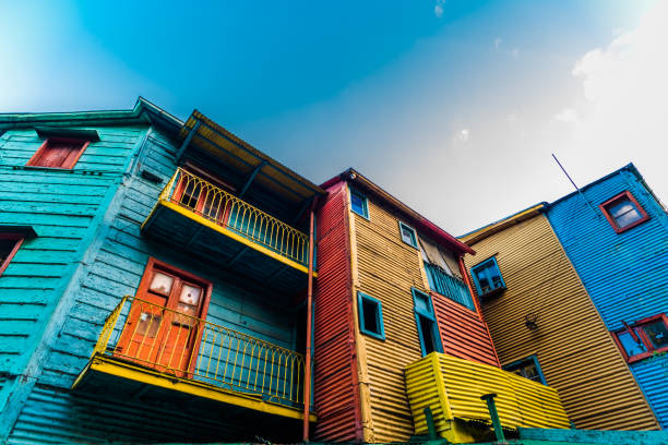 tradicionales casas de colores en la calle caminito en el barrio de la boca, buenos aires - buenos aires fotografías e imágenes de stock