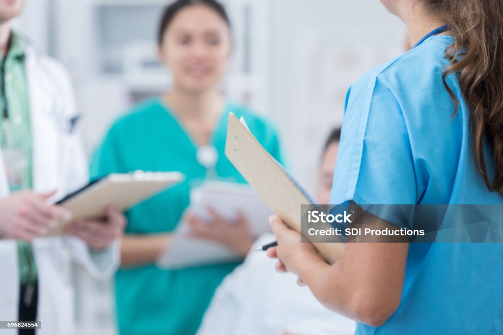 Medizinstudenten im Zimmer des Patienten im Krankenhaus - Lizenzfrei Krankenpflegepersonal Stock-Foto