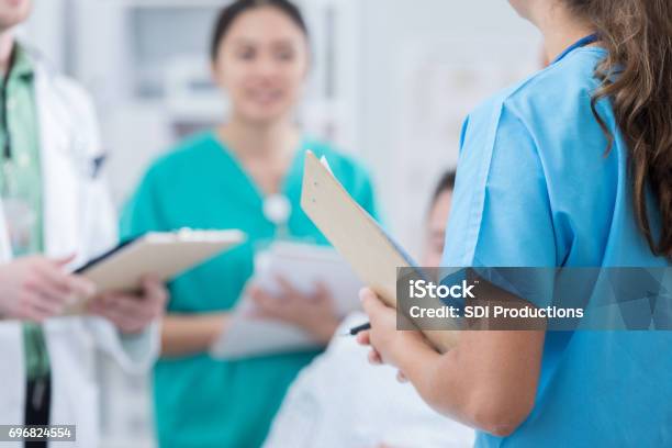 Medizinstudenten Im Zimmer Des Patienten Im Krankenhaus Stockfoto und mehr Bilder von Krankenpflegepersonal