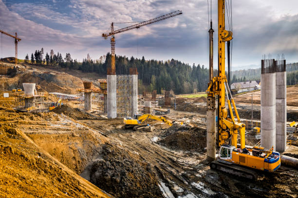 construção do viaduto no s7 nova rodovia, luban, polónia - crane drilling rig drilling oil rig - fotografias e filmes do acervo