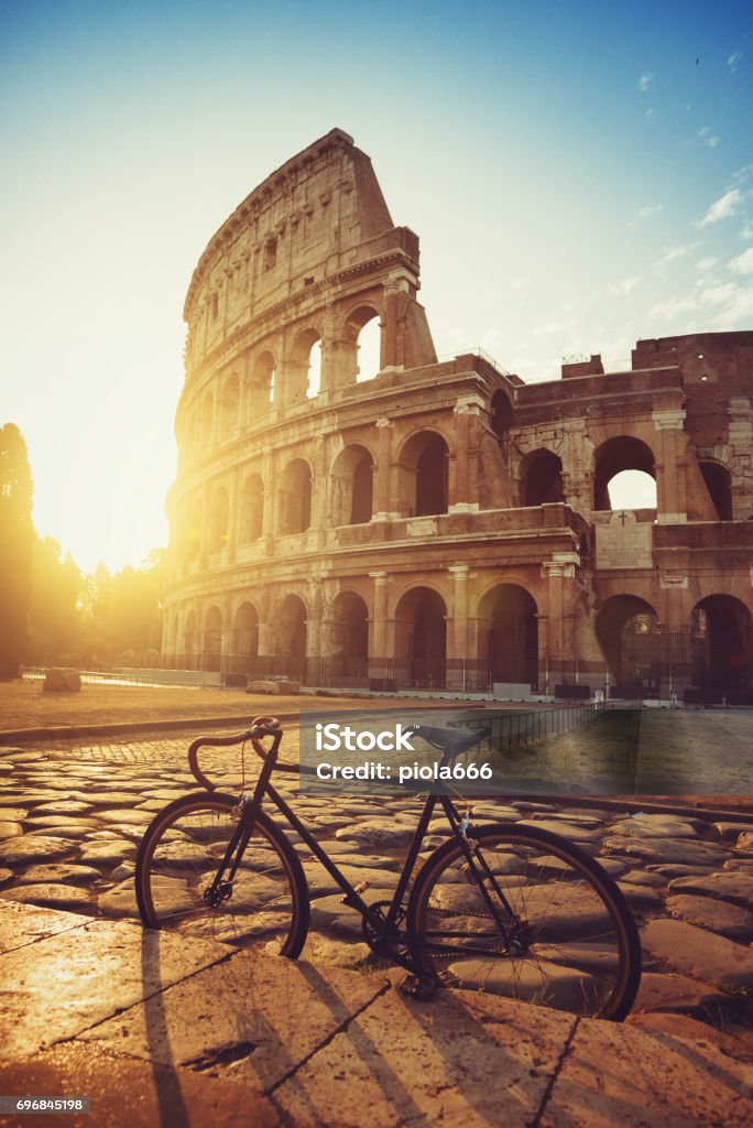 Fahrrad durch das Kolosseum von Rom - Lizenzfrei Rom - Italien Stock-Foto