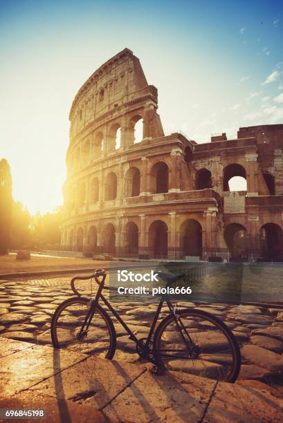 Fahrrad Durch Das Kolosseum Von Rom Stockfoto und mehr Bilder von Rom - Italien - Rom - Italien, Fahrrad, Italien